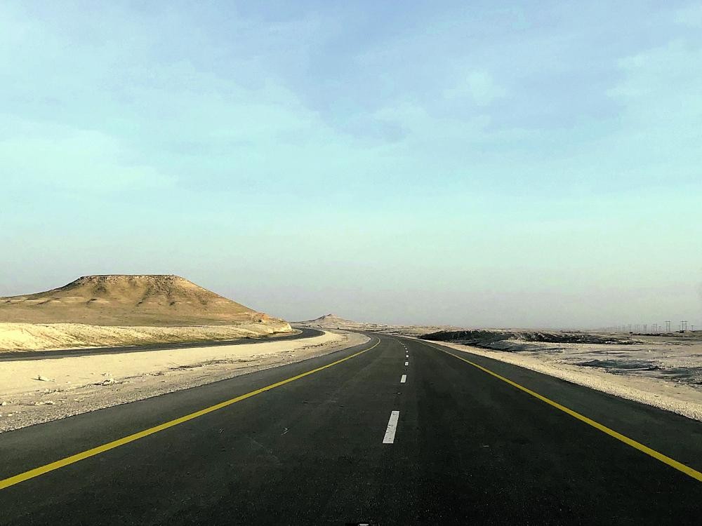 إبل سائبة تهدد المسافرين بطريق النعيرية ـ عريعرة