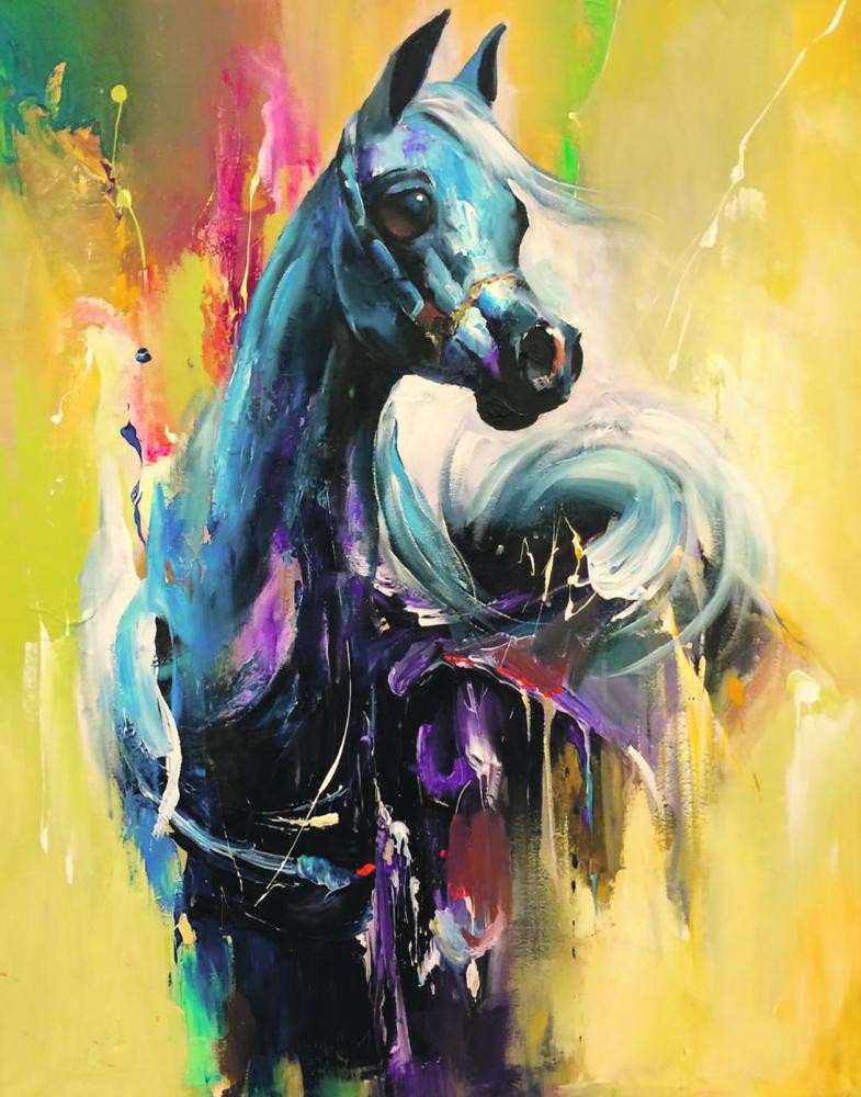 تشكيلي يجسد جمال الخيل العربية في معرض «صهيل الفجر»
