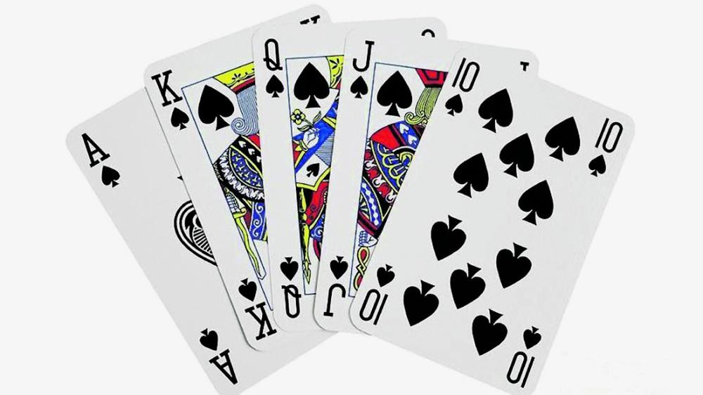 لعب الورق ليلا