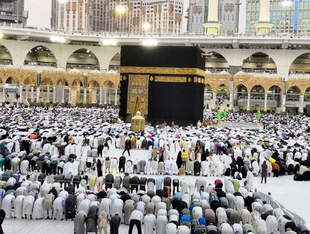 المصلون يؤدّون صلاة الخسوف بالمسجد الحرام