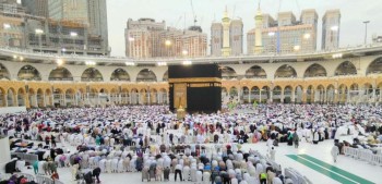 المصلون يؤدّون صلاة الخسوف بالمسجد الحرام