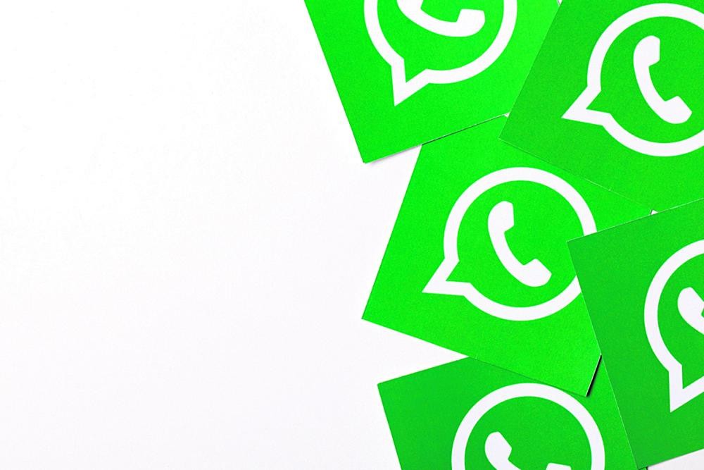 «واتساب» تخفض مستقبلي الرسائل