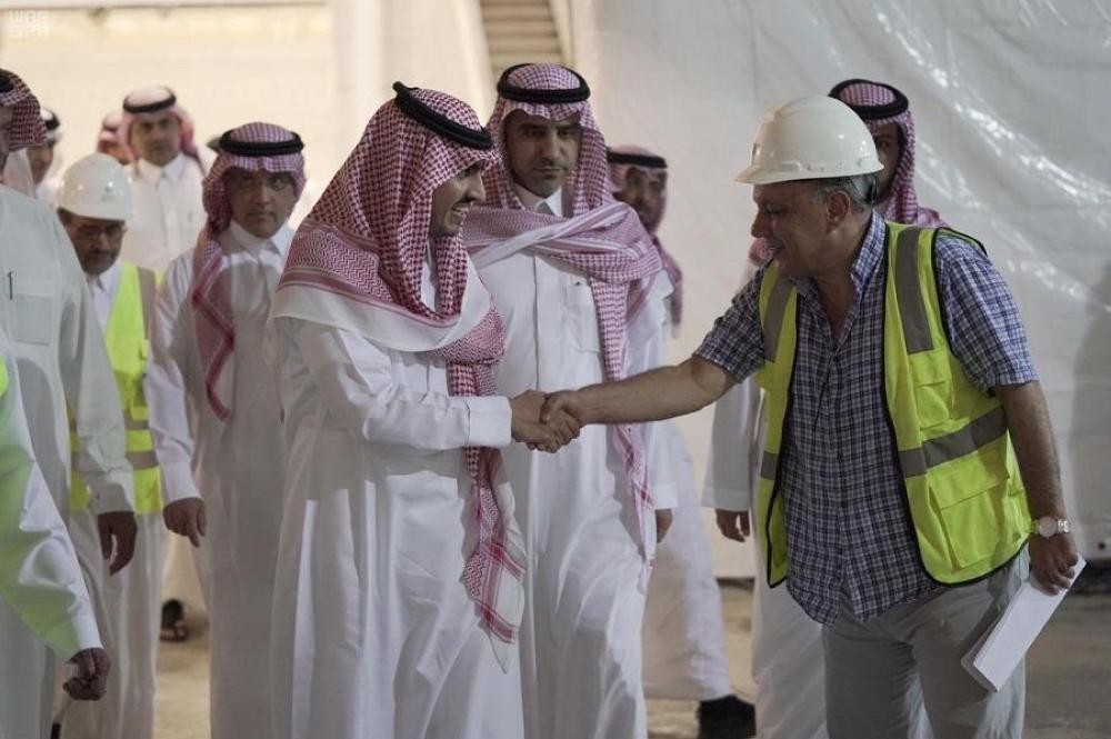 نائب أمير مكة يتفقد غرفة عمليات أمن الحرم