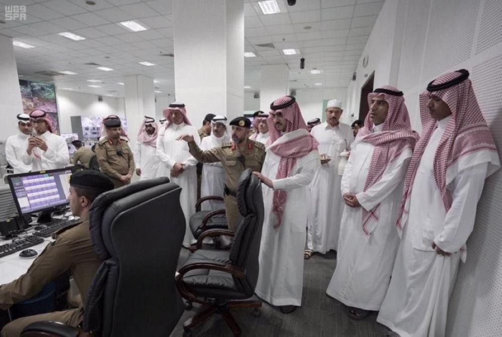 نائب أمير مكة يتفقد غرفة عمليات أمن الحرم