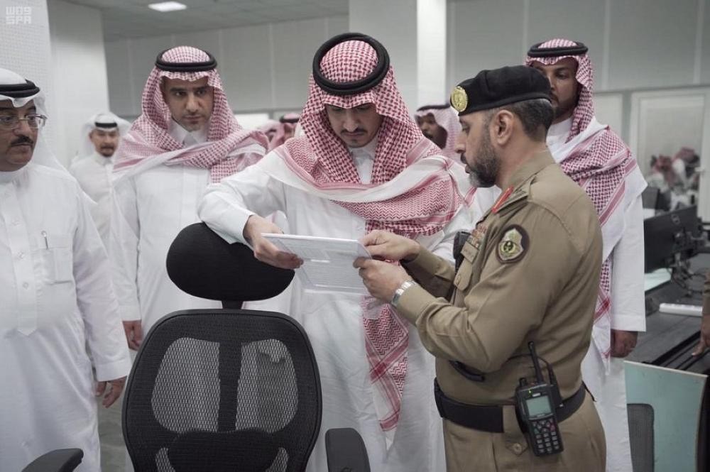 نائب أمير مكة يتفقد غرفة عمليات أمن الحرم