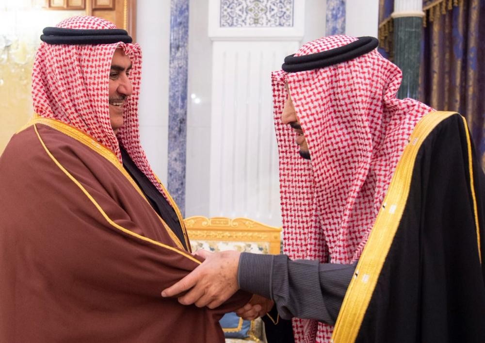 الملك يبحث مستجدات المنطقة مع وزير خارجية البحرين