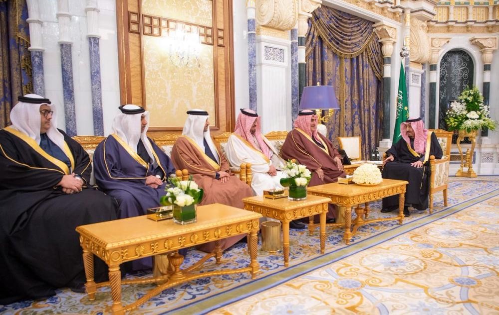 الملك يبحث مستجدات المنطقة مع وزير خارجية البحرين