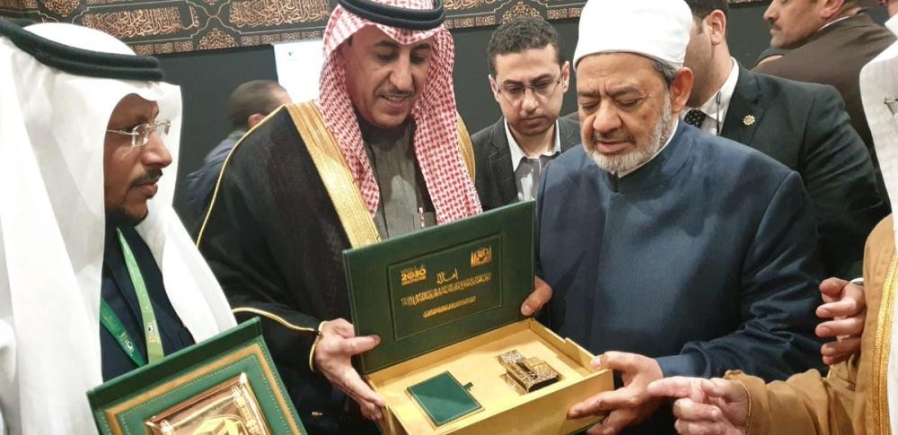 شيخ الأزهر يزور جناح المملكة بـ 'القاهرة للكتاب'