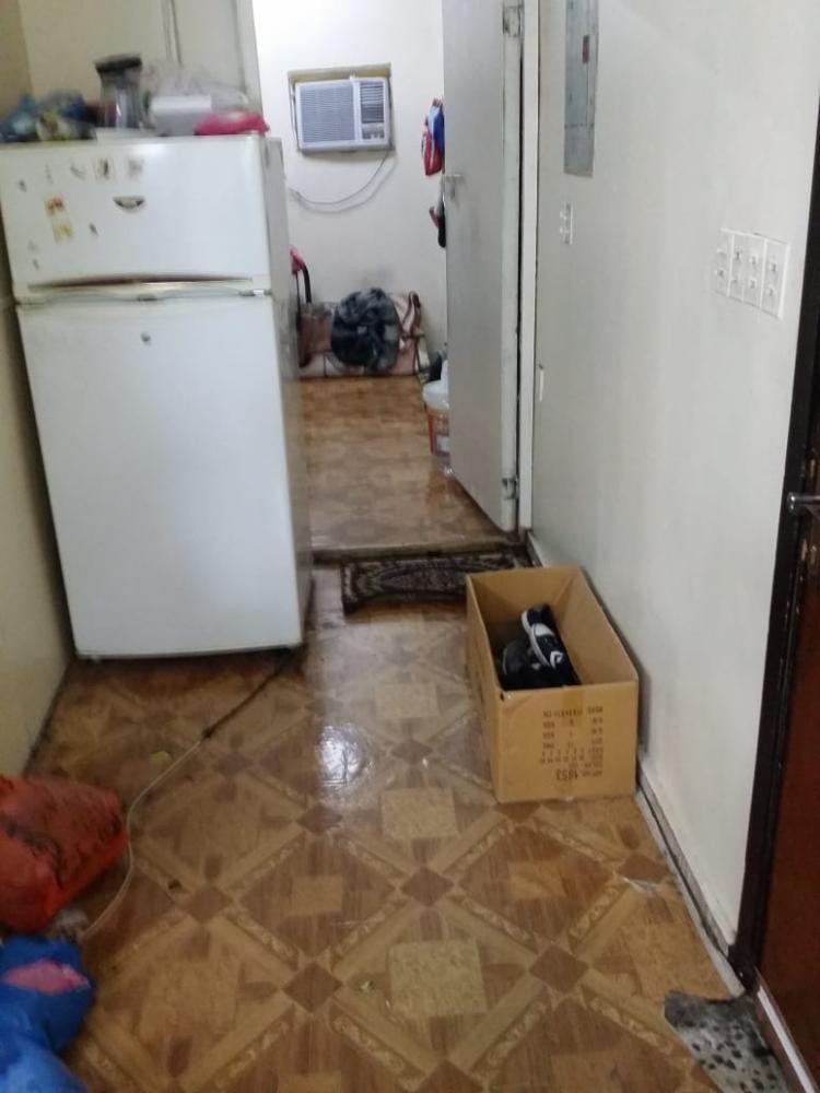 شقة سكنية يستغلها عمالة كمشغل للخياطة بالدمام