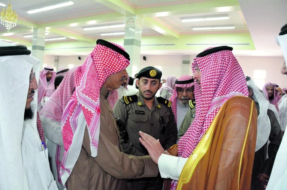 محافظ محايل ينقل تعازي القيادة لذوي الشهيد «عسيري»
