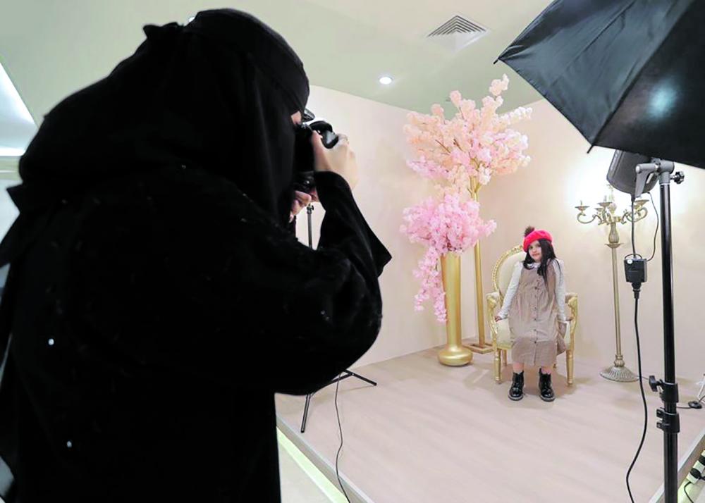 الفتيات يمتهن التصوير في «أسرار»