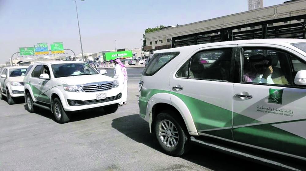 إغلاق النشاط وشطب السجل التجاري لمتستر بالدمام