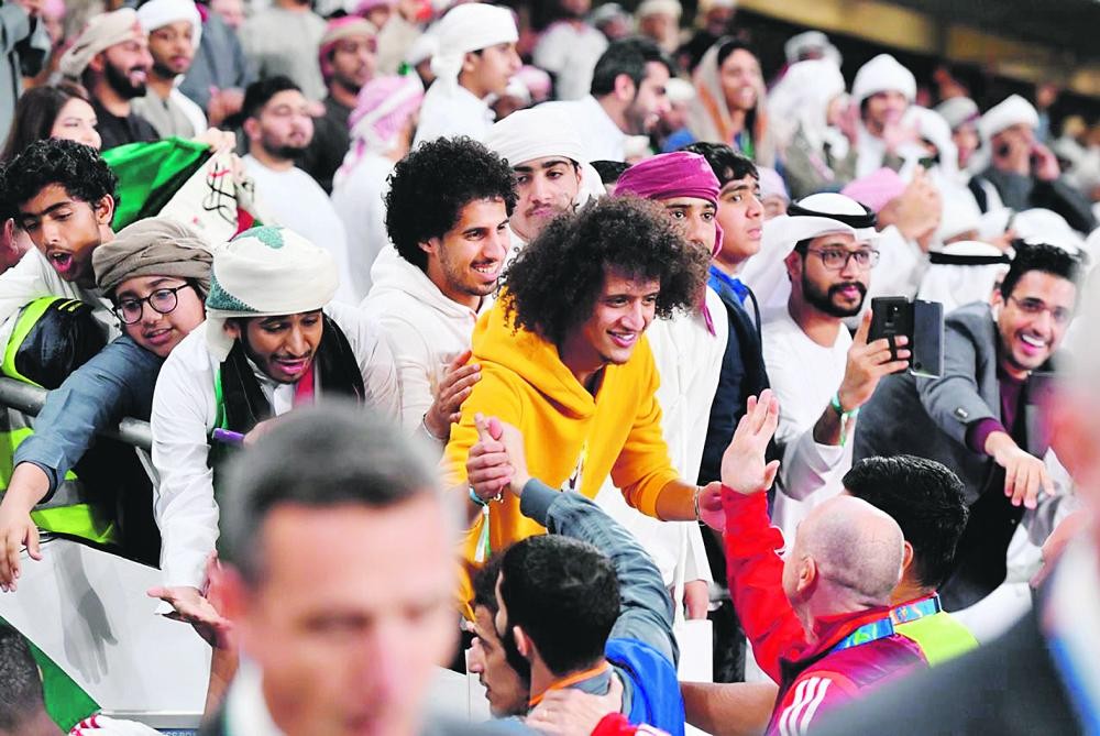 الفرح يسود الشارع الإماراتي
