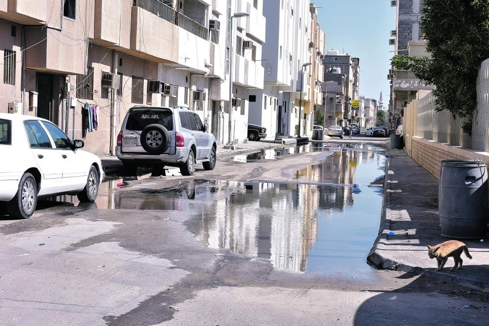 السلاسل تكبل المواقف بـ«خليج الدمام»