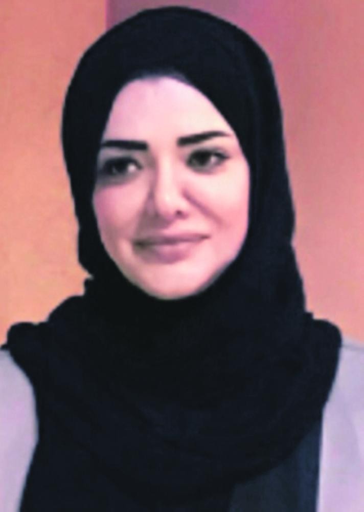 مواطنات يفحصن الإطارات ويغيرن زيوت السيارات