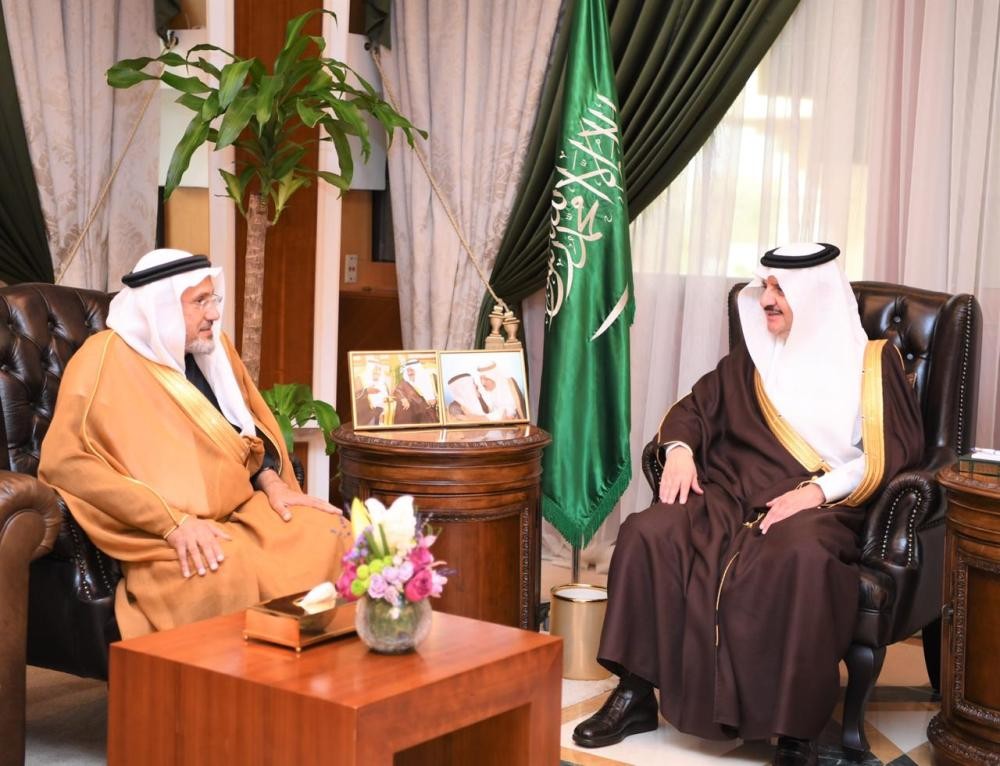 أمير الشرقية يسلّم مستفيدي 