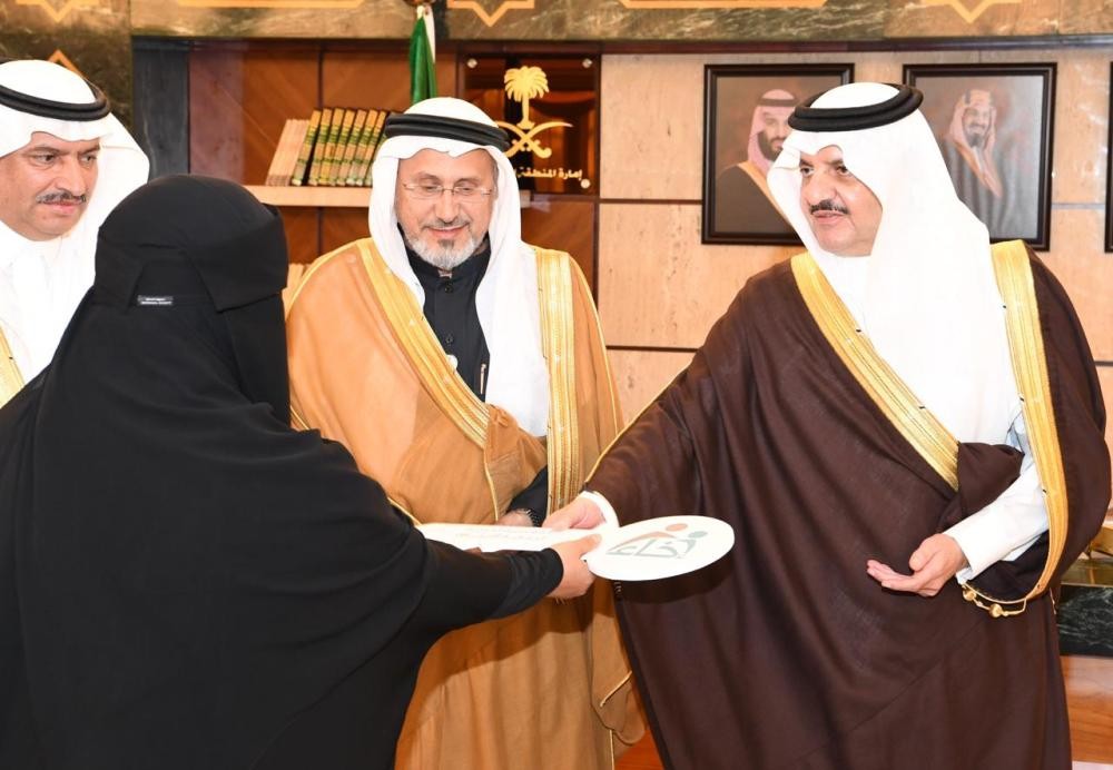 أمير الشرقية يسلّم مستفيدي 