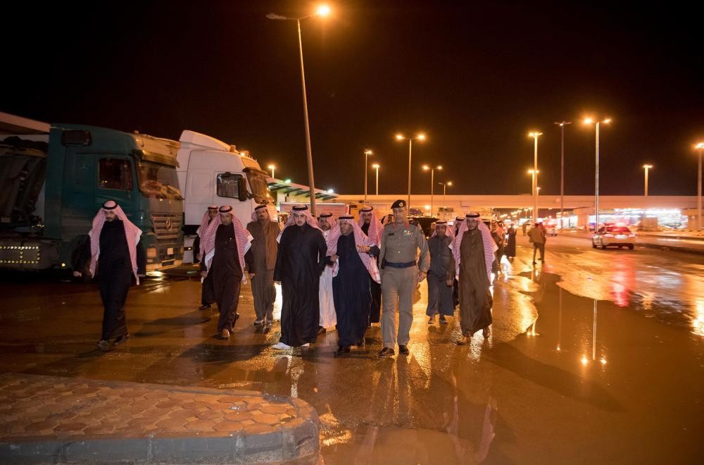 أمير الجوف يقف على الأحياء المتضررة من الأمطار
