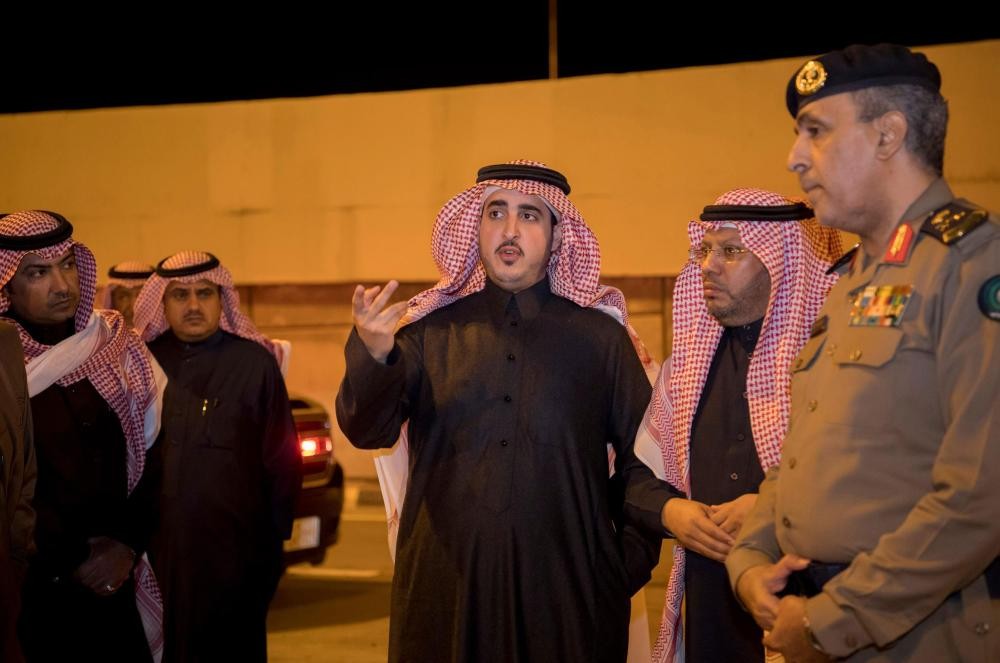 أمير الجوف يقف على الأحياء المتضررة من الأمطار