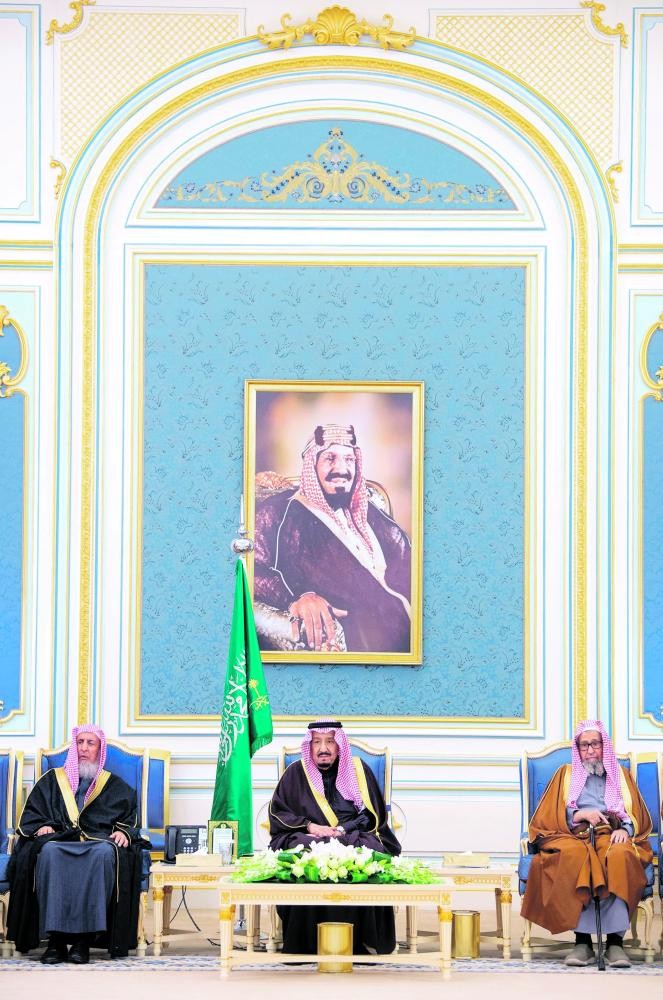 الملك يستقبل الأمراء والمفتي والعلماء وجمعا من المواطنين