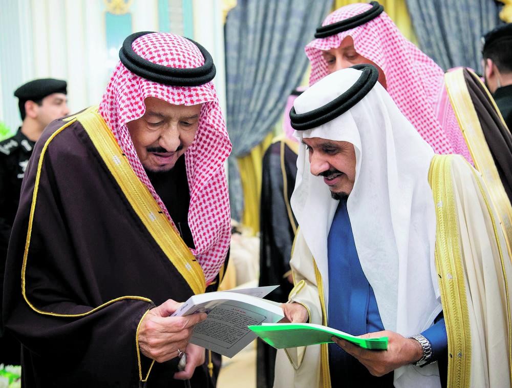 الملك يستقبل الأمراء والمفتي والعلماء وجمعا من المواطنين