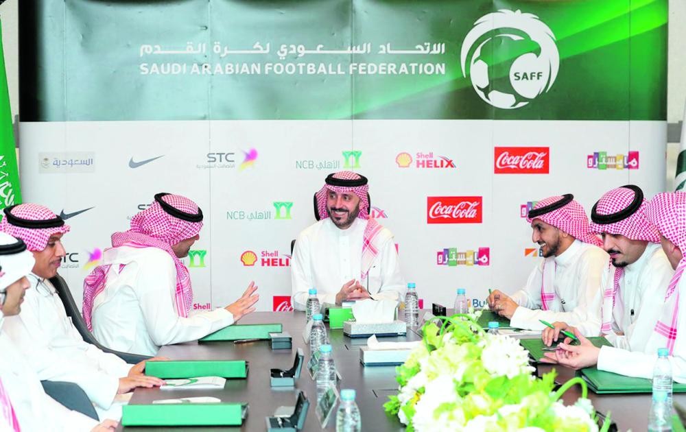 «القدم» يرجىء البت في تجديد عقد بيتزي