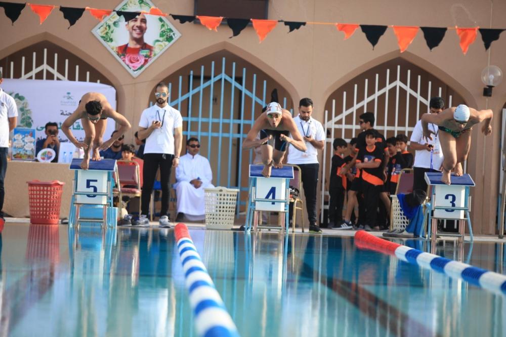 الإثارة تحضر في بطولة الصفا الودية للسباحة