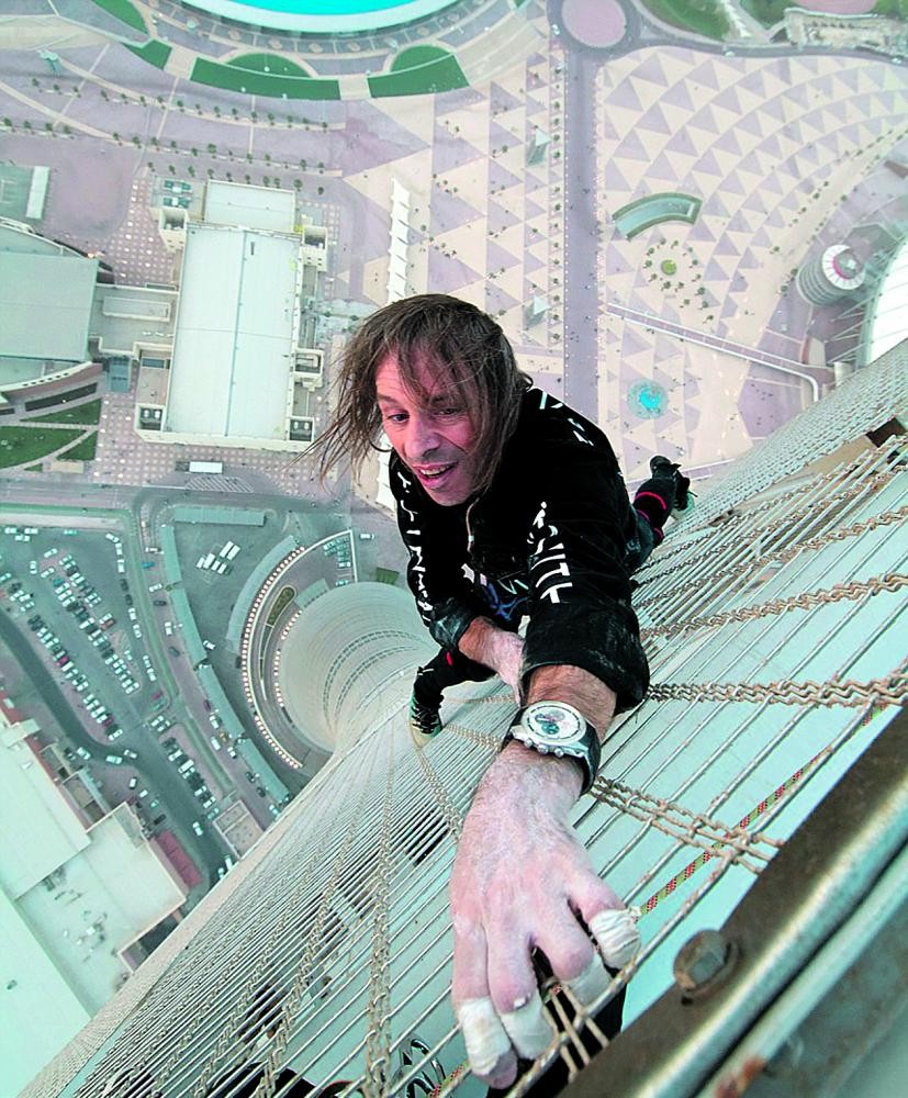«الرجل العنكبوت» يسقط في الفلبين
