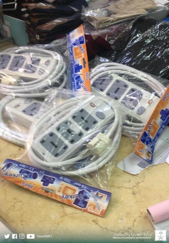 ضبط 1622 منتج مخالف فى محايل