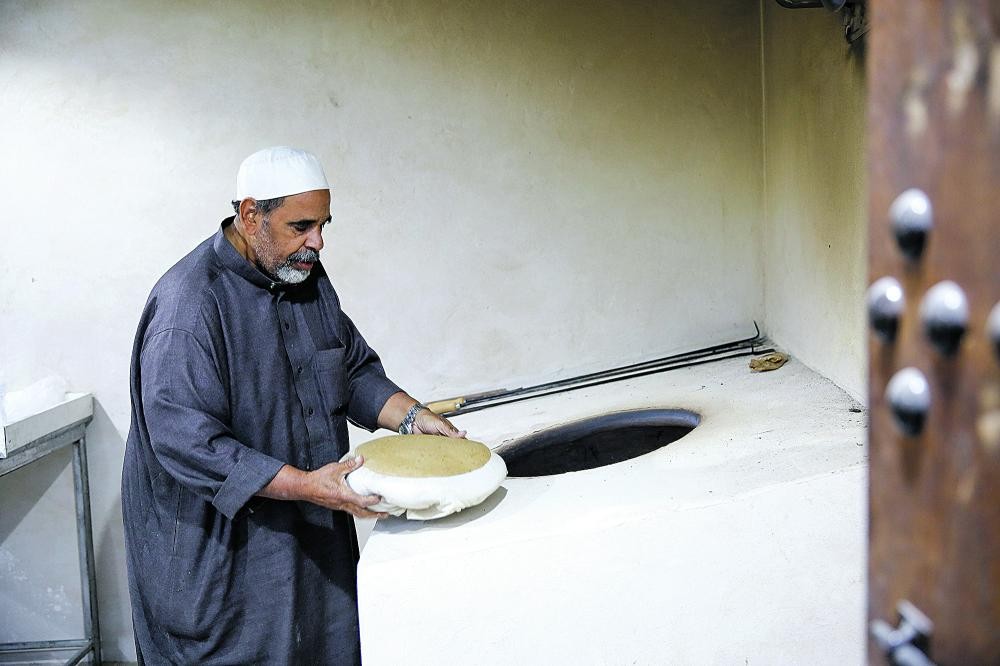 «الخبز الحساوي».. رفيق الأهالي في الشتاء