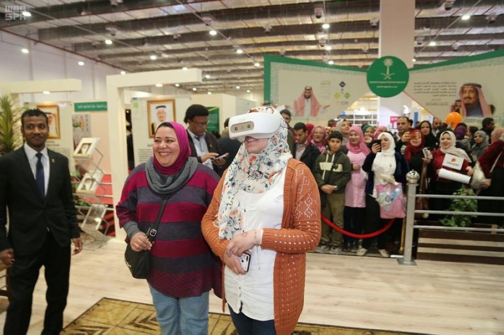 زوار «القاهرة للكتاب» يعيشون أجواء الحرمين