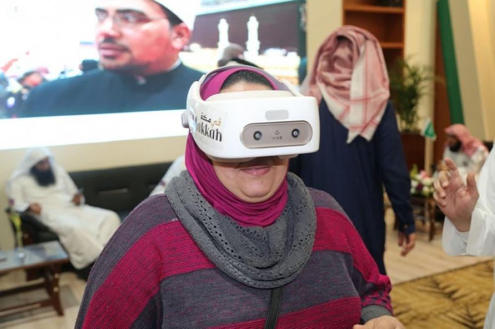 زوار «القاهرة للكتاب» يعيشون أجواء الحرمين