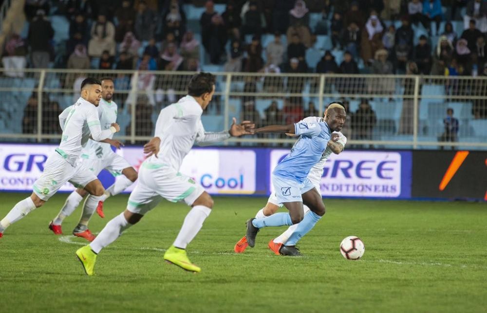 «الأهلي» يهزم «الباطن» بهدفين