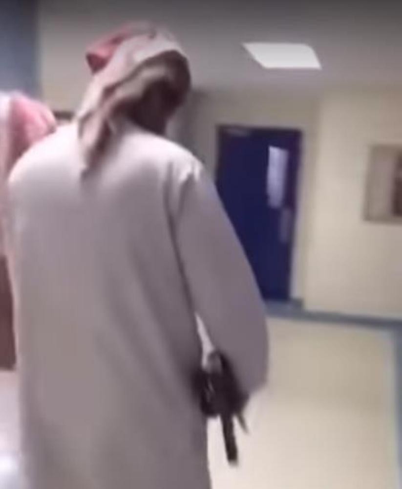 الرياض.. القبض على طالب حمل سلاحًا داخل مدرسة