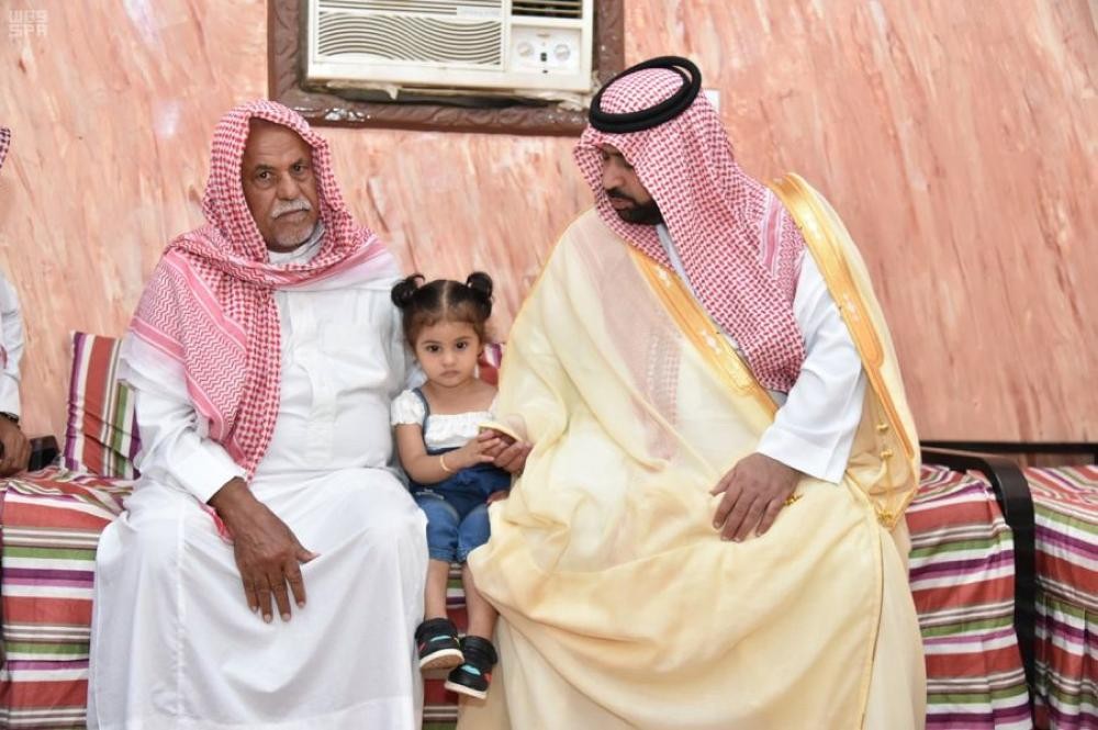 القيادة تعزى والد الشهيد 