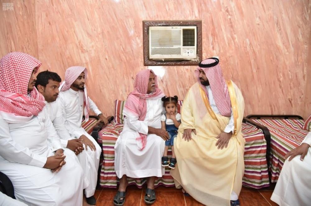 القيادة تعزى والد الشهيد 