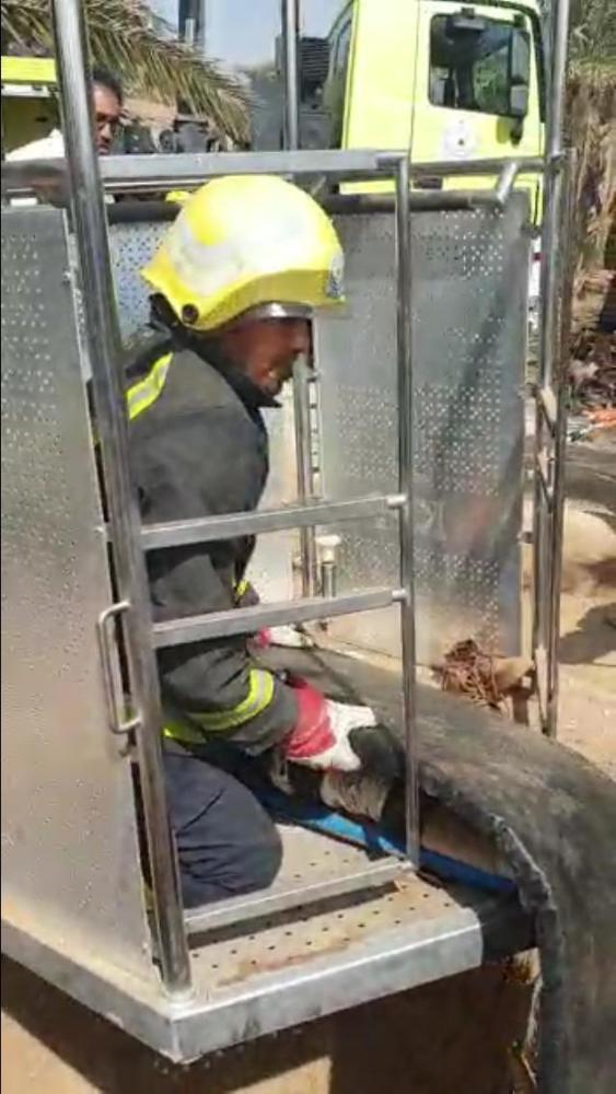 إنقاذ طفل ووافد سقطا فى بئر بالرس