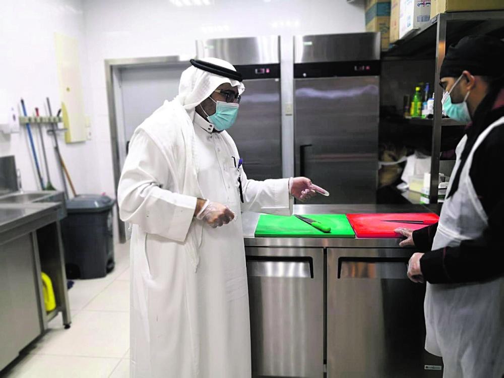 رغم الحملات.. الأغذية الفاسدة بالقطيف «عرض مستمر»
