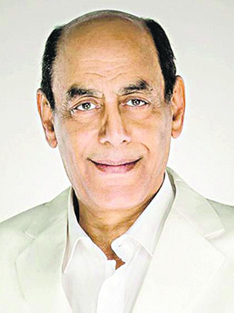 أحمد بدير في عرض مسرحي بالمملكة