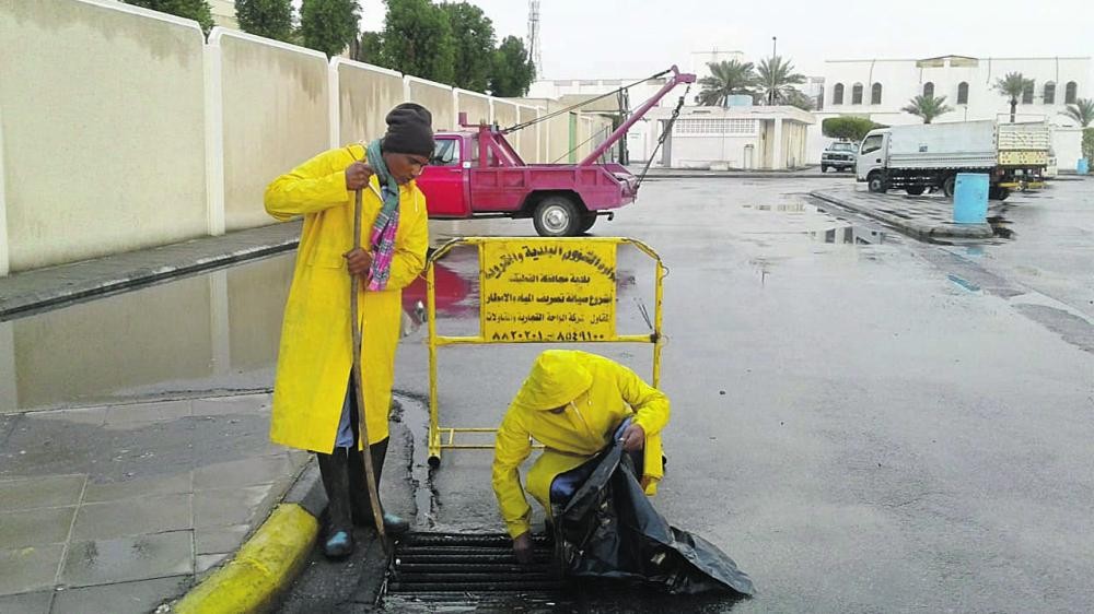تنظيف مناهل تصريف الأمطار بالقطيف