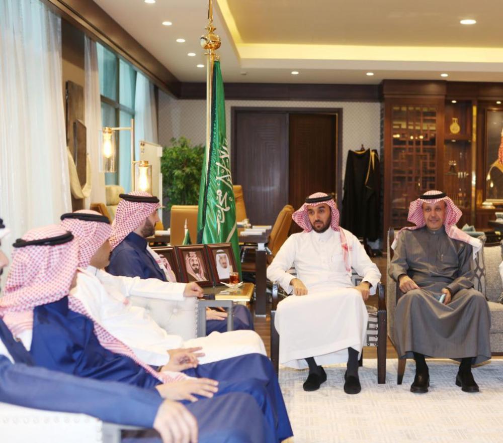 رئيس الهيئة يطلع على مهام لجان «القدم»