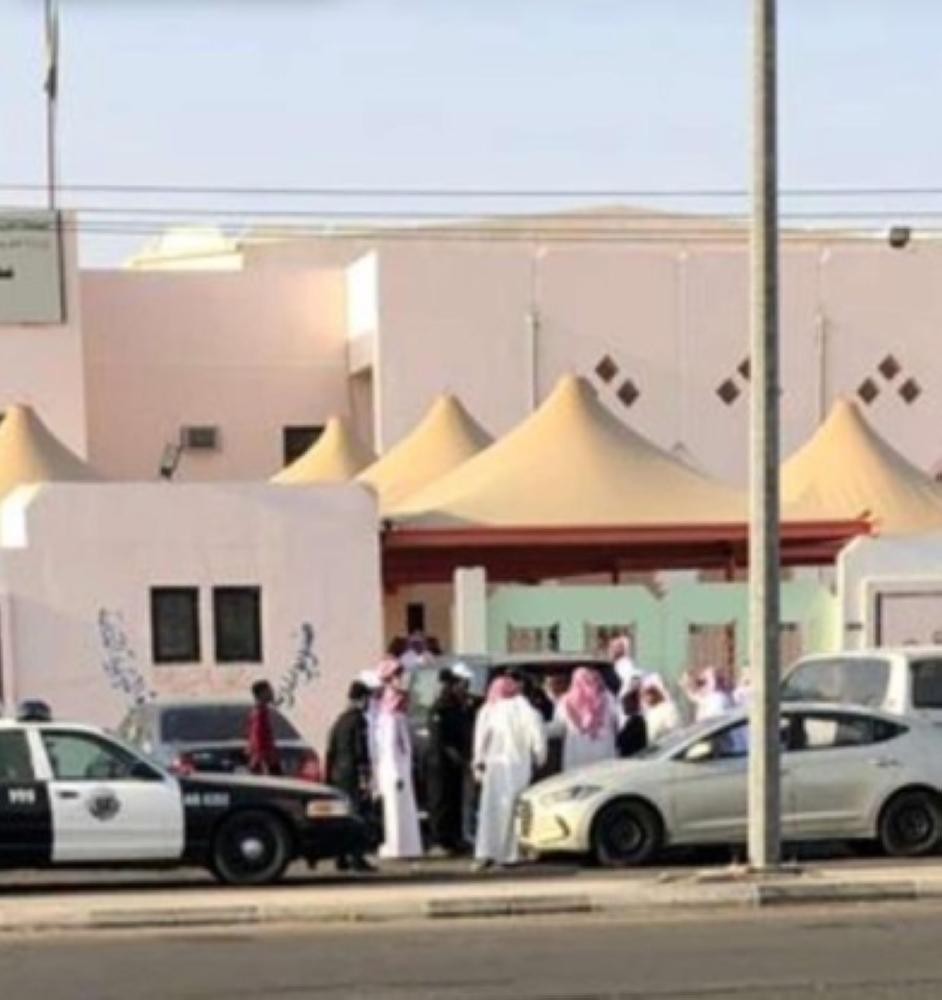 أب وأبناؤه يضربون معلما .. والوزير يتوعد