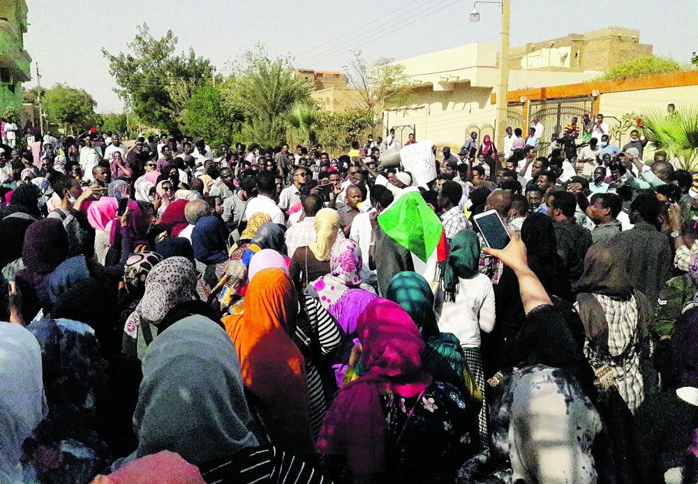 مظاهرات في السودان..والبشير يعلن إجراءات جديدة