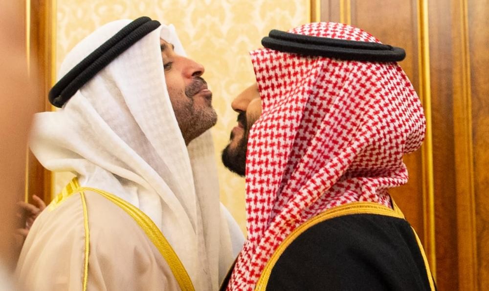ولي العهد يتسلم رسالة من أمير الكويت