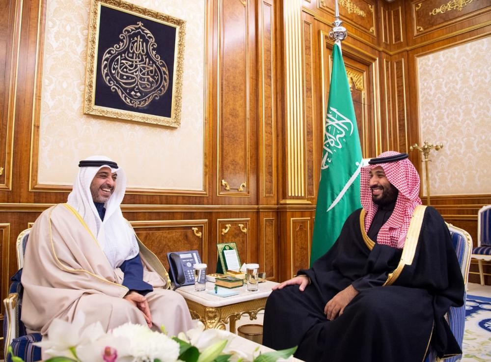 ولي العهد يتسلم رسالة من أمير الكويت