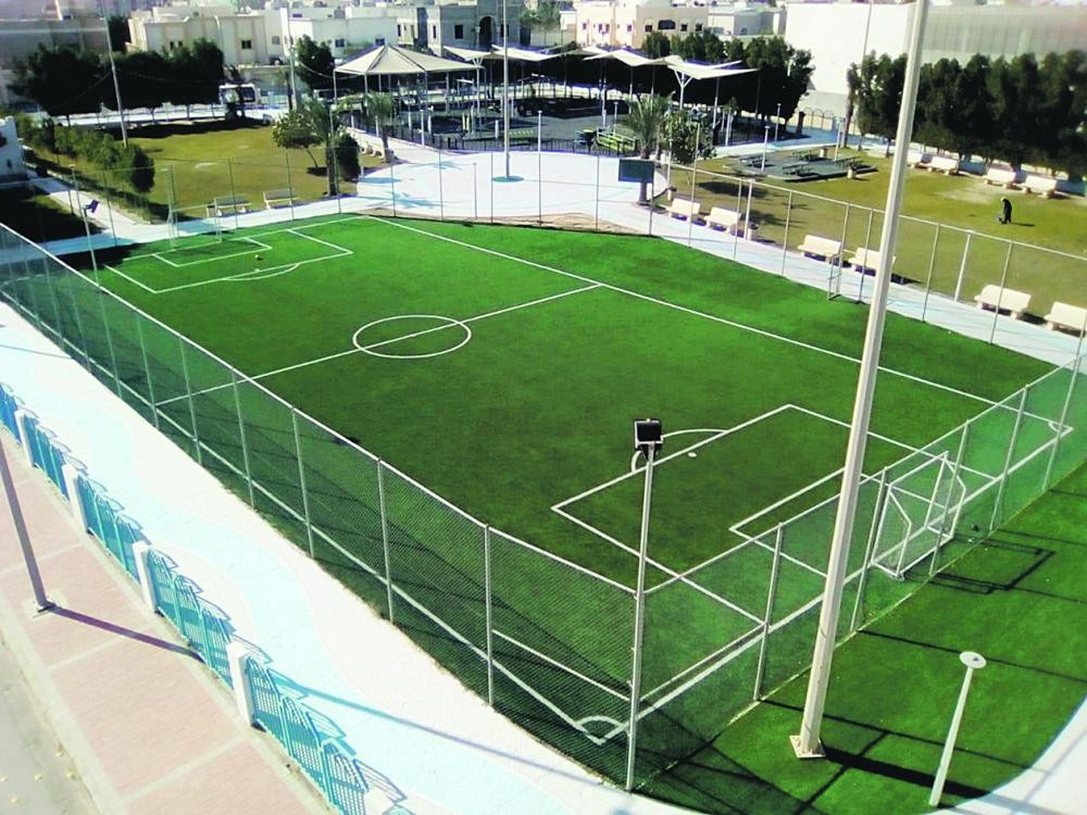 استبدال أرضيات 7 ملاعب بالعشب الصناعي في الخبر