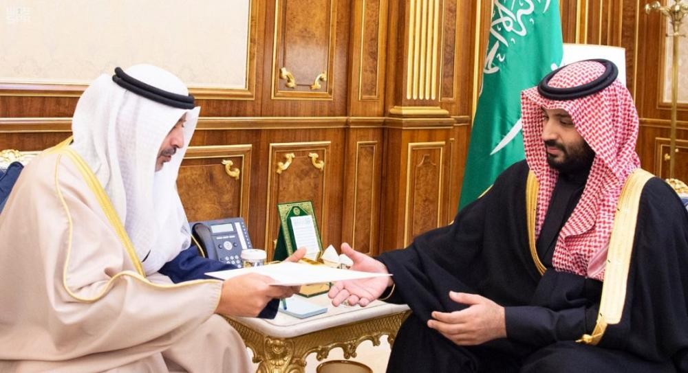 ولي العهد يتسلم رسالة من أمير دولة الكويت