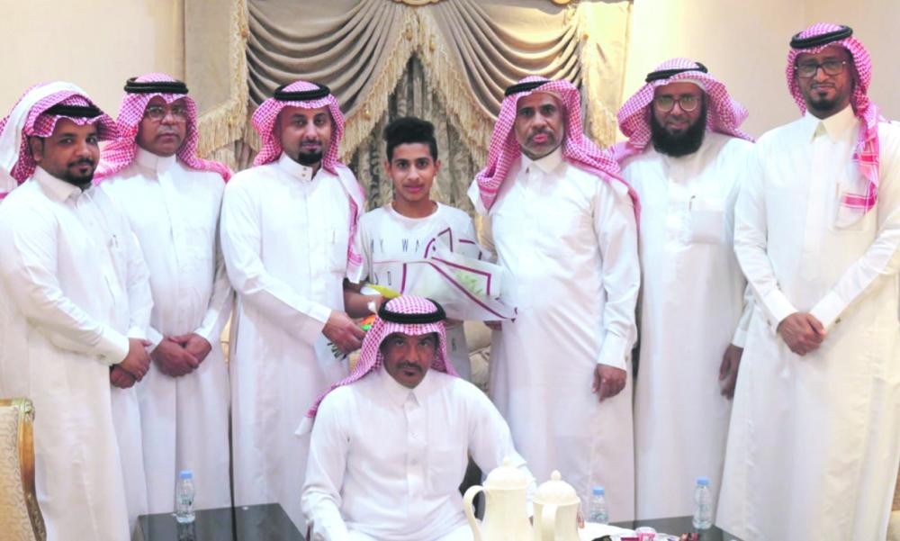 إدارة الروضة تكرم مشجعا أغمي عليه