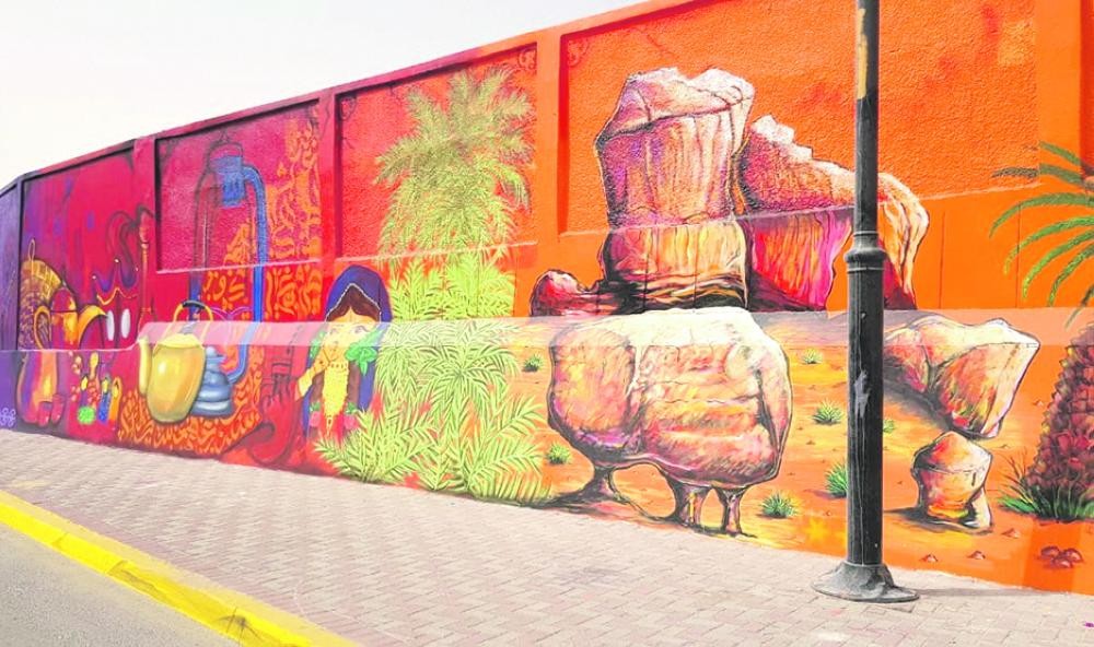 الخضري فنان تشكيلي يعشق الرسم بالكلمات والجداريات