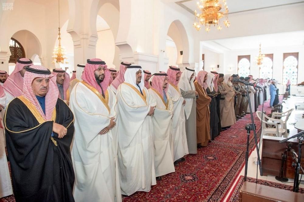 أميرالرياض يؤدي صلاة الميت على سعود الهلال